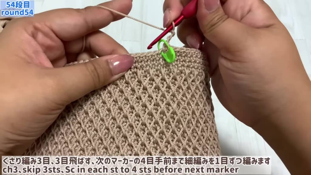 マクラメヤーンのバッグ、持ち手用の穴を作るところ