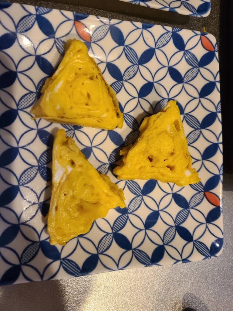 卵焼きは見事な三角
