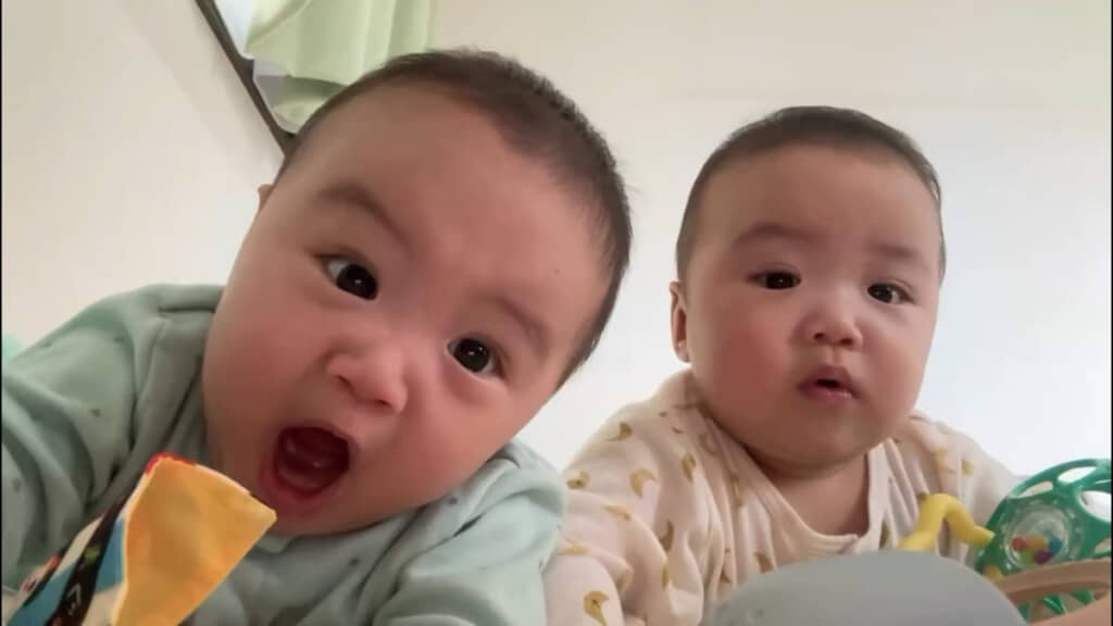 左の男の子の大きなあくびから始まります