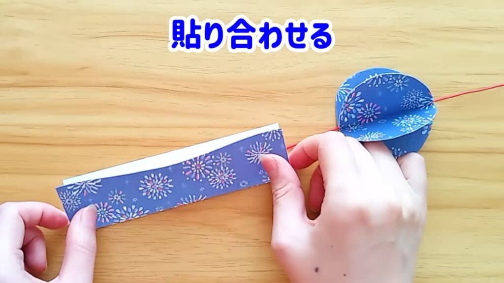 短冊用の紙をヒモに付ける様子
