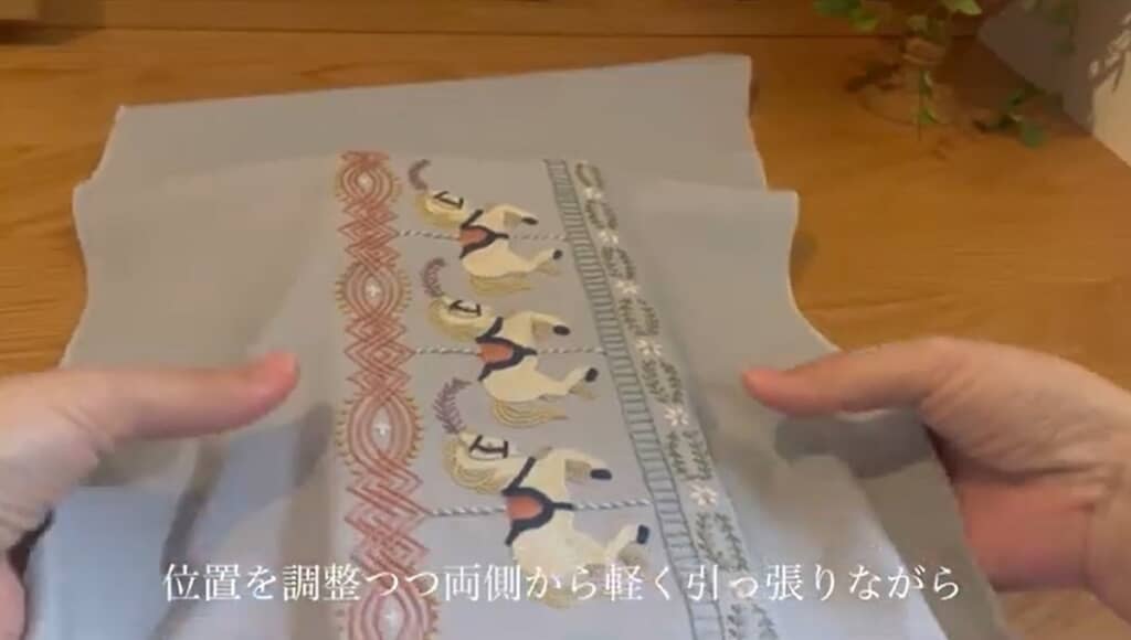 軽くひっぱりながら布を貼っていきます