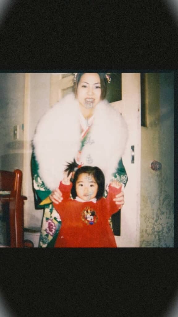 お母さんの成人式の際に撮影されたと思われる親子写真