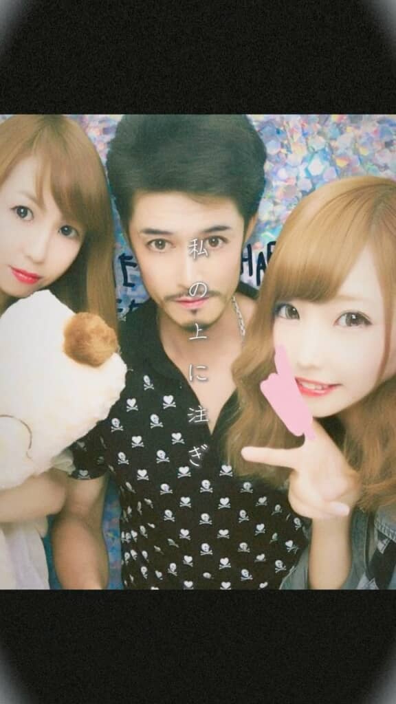 成長したsorukaさんと両親が並んで写る写真
