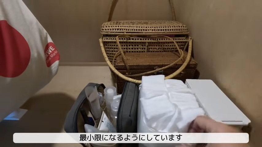 メイク用具とお出かけアイテムはクローゼットの右に置いてある