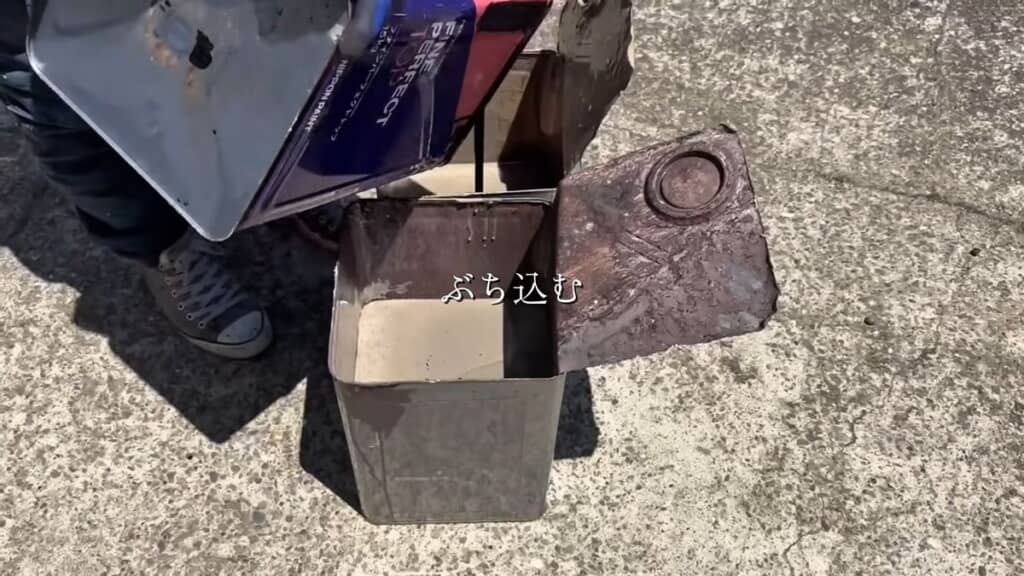 塗料を混ぜてイメージに近い色を作る