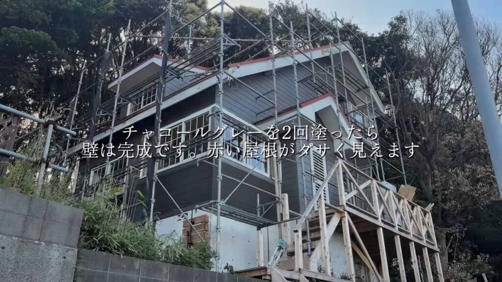 塗り終わった外壁とこれから塗る屋根