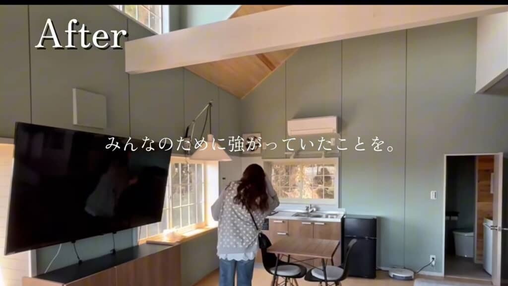 リノベーション後のキッチンを観察する娘