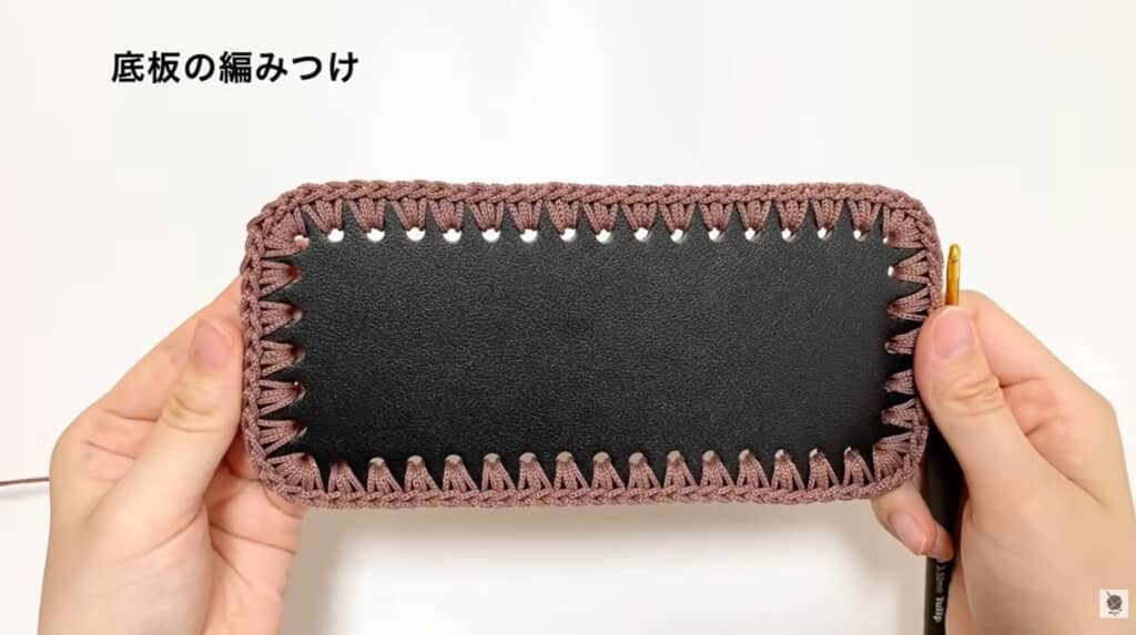 底板に編み付けて1周したところ