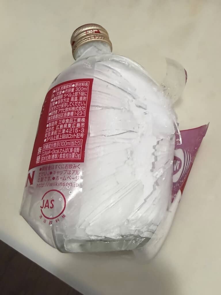 まるで潰されたように派手に割れた瓶