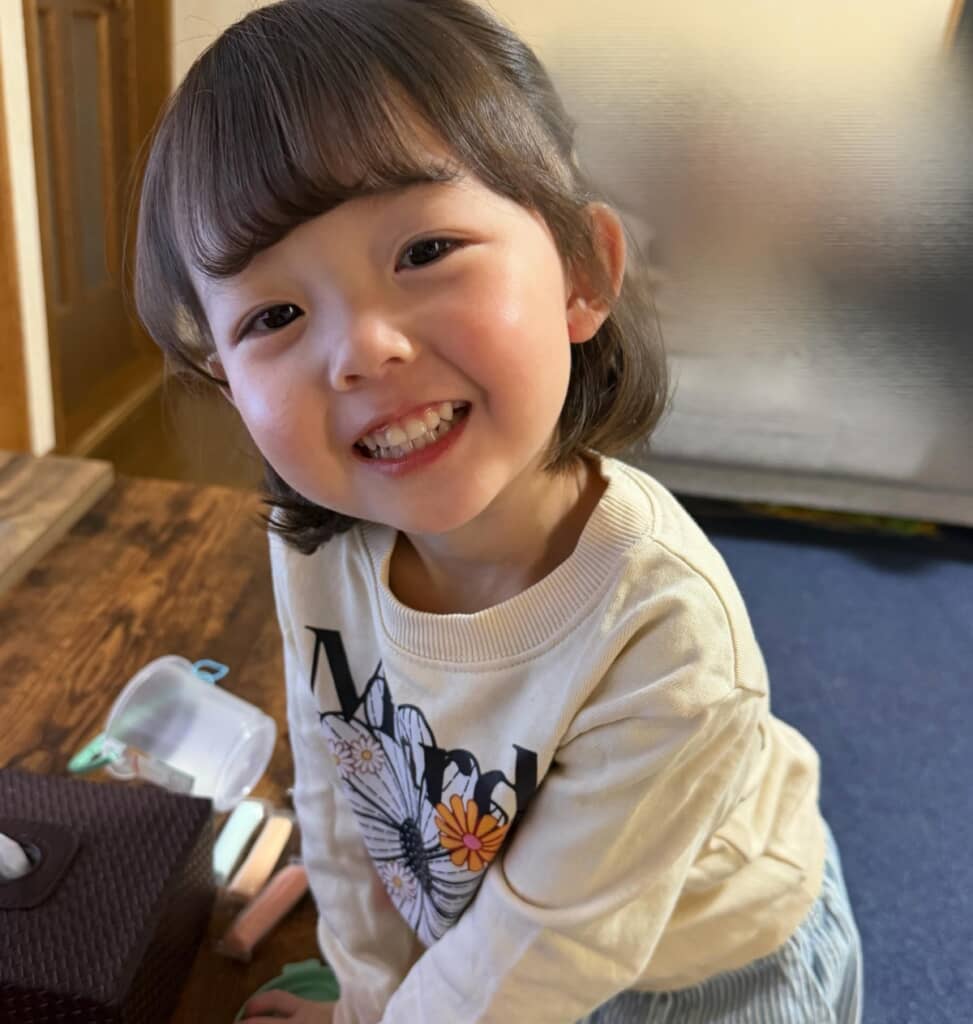 ほがらかな笑顔の子ども