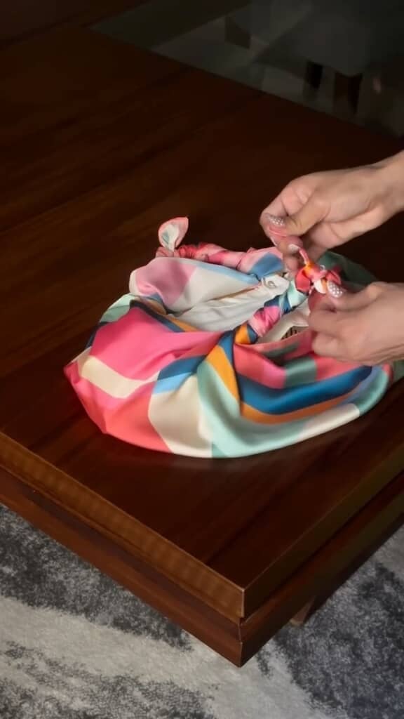 スカーフの端同士を結んで完成