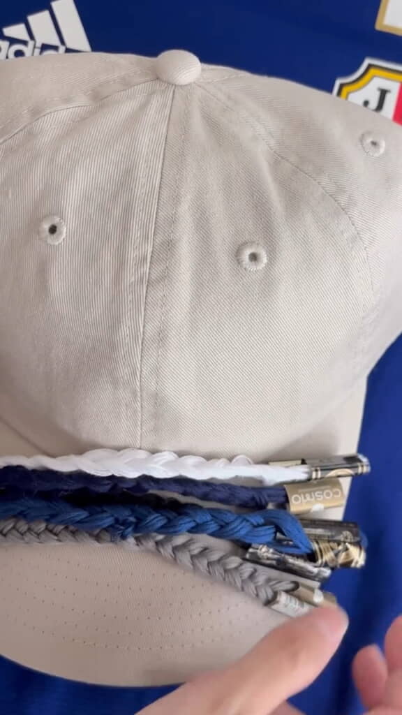 白い帽子に刺しゅう糸を用意して……
