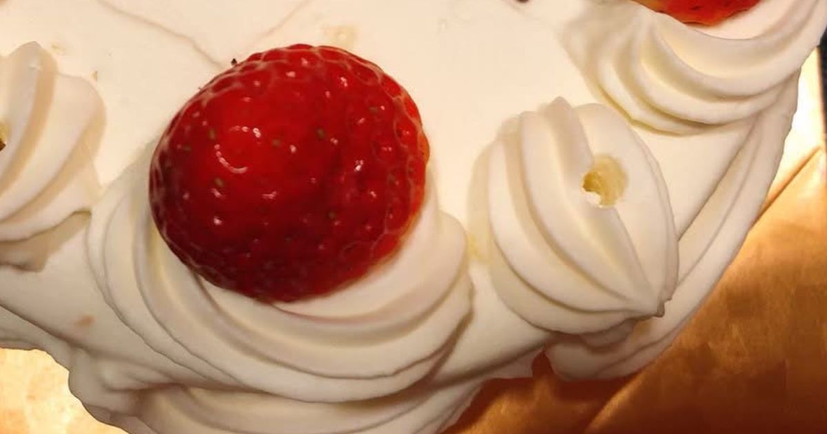 「チョコプレートにHappy Birthdayって書いて」と頼んだケーキ→実物は……　爆笑必至の光景に「勢いある」「これはこれでイイ」（1/3） | ライフスタイル ねとらぼ