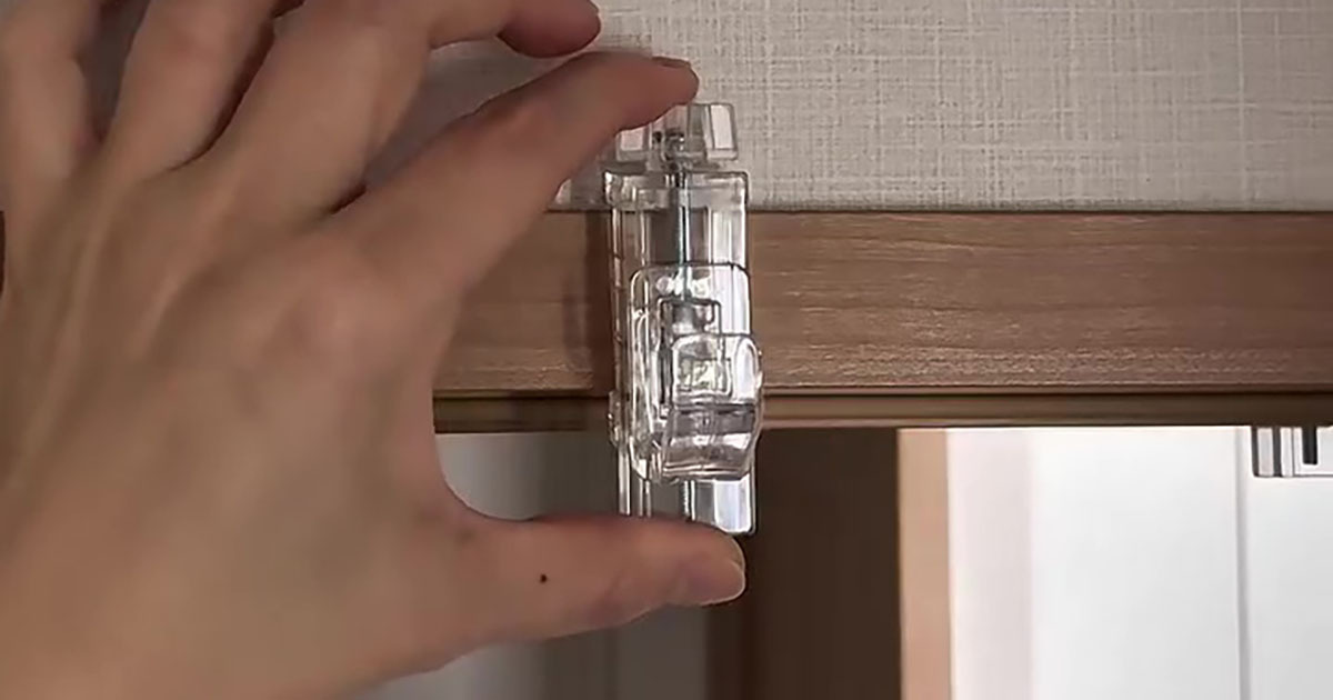 ダイソーの“かもいフック”→意外な場所に取り付けたら……　目からウロコな活用アイデアに「これは便利」「買う！」（1/3） | ライフハック ねとらぼ