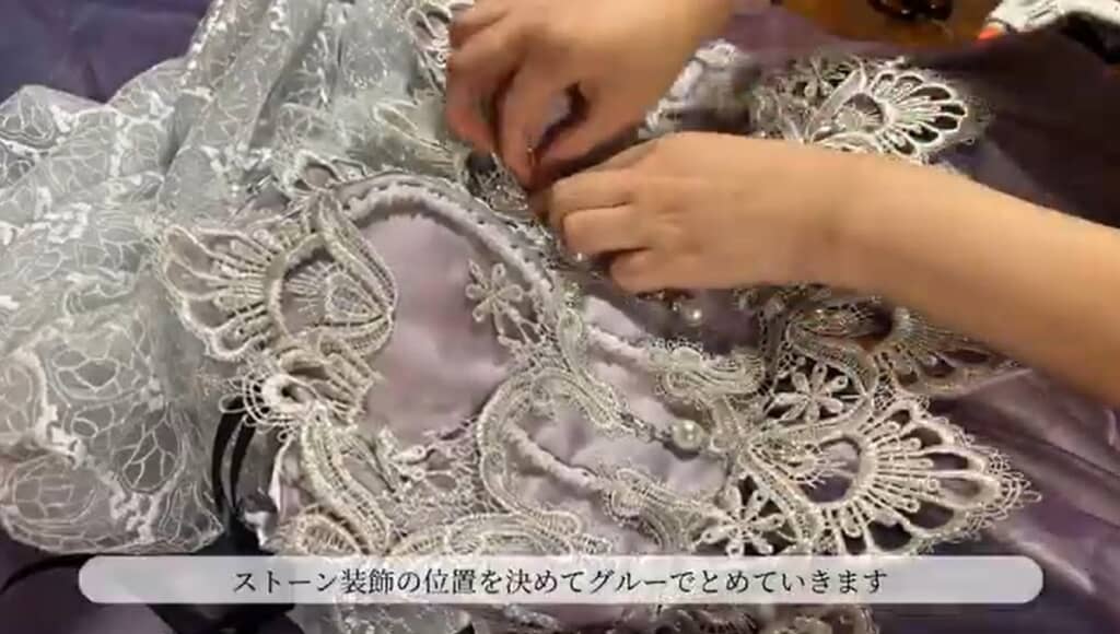 ストーン装飾の位置を決めてグルーでとめていきます