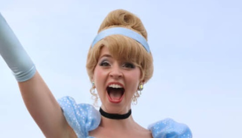 ディズニーにシンデレラの“強烈痛バッグ”持参→本人が見つけて爆笑