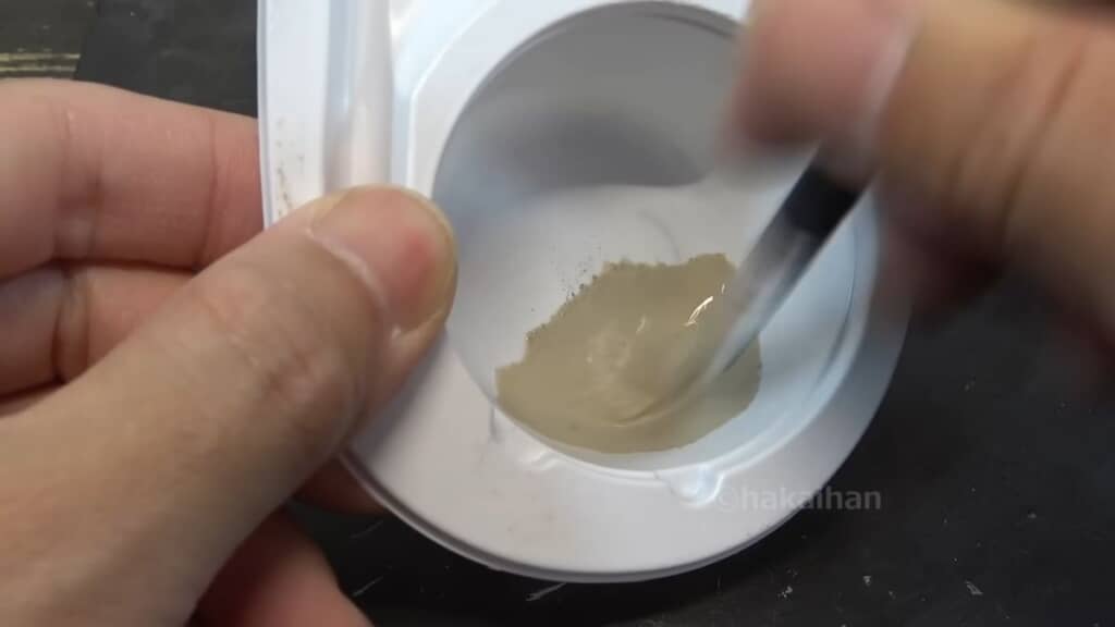 研磨剤と水を混ぜる様子