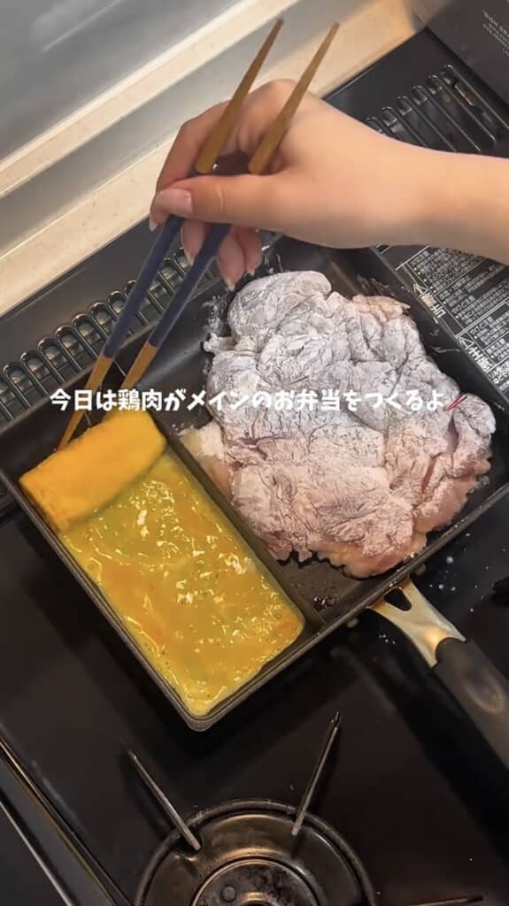 右側ではチキン、左側では卵焼きを