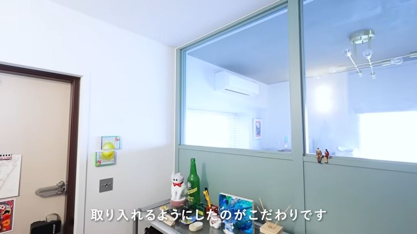 寝室には室内窓を