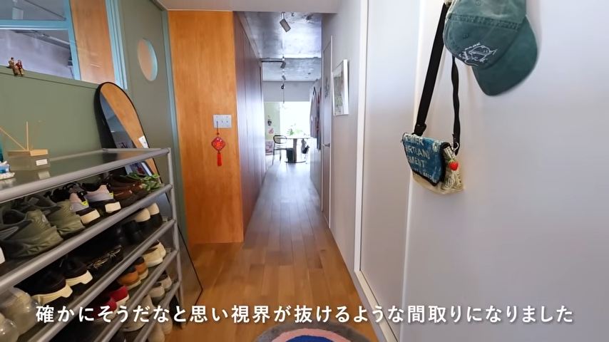 玄関から居間へと視界が抜ける間取り