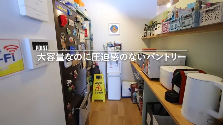 パントリーは大容量。壁で区切ってしまわず上部を開けて圧迫感を軽減