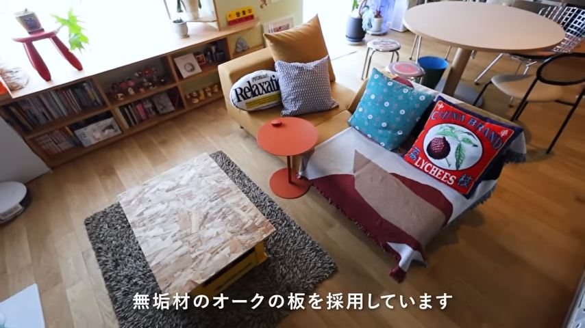 ソファには漢字をあしらったクッション、ローテーブルはDIY
