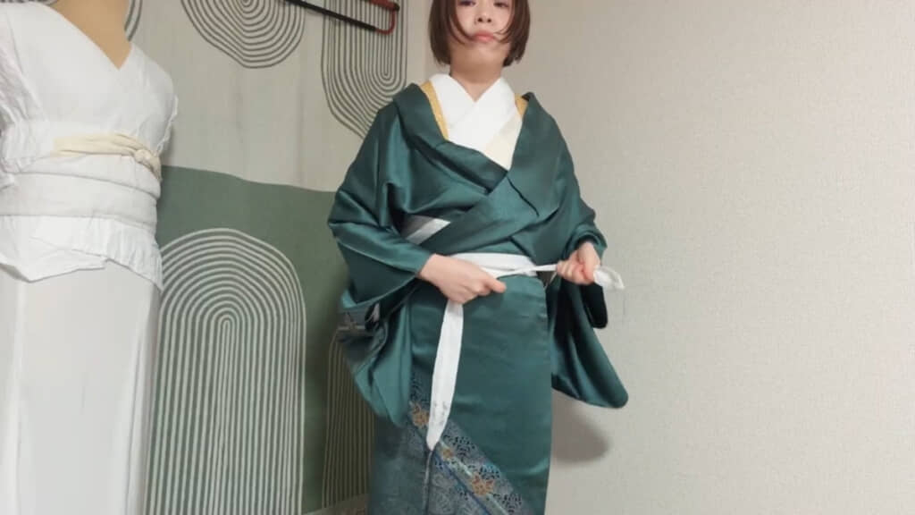 満を持しての登場となった訪問着がこちら。画像は腰ひもを締めた時点の様子
