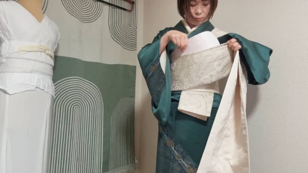 帯の間に帯板を挟みます