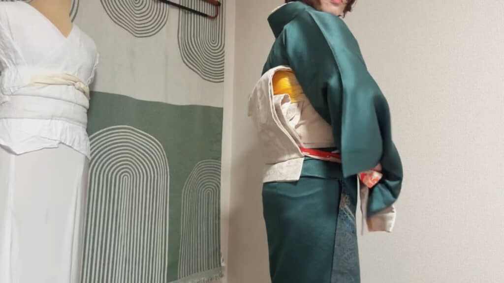 お太鼓の下線を決めて中に折り返した様子