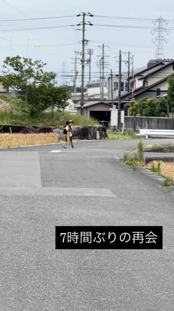 再会のハグ！　数年ぶりに会ったような劇的さですが、実はいつもの学校帰りです
