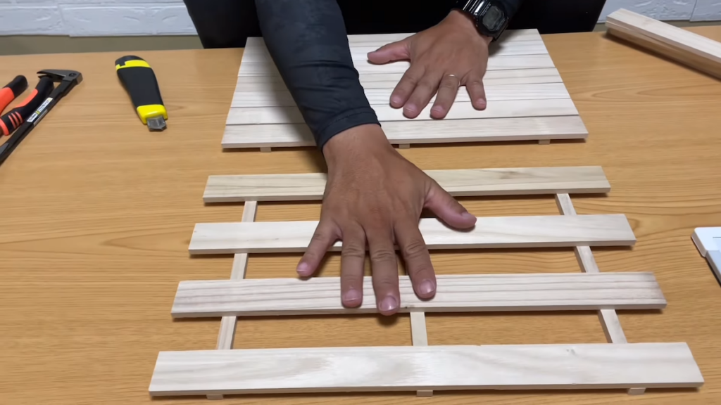 すのこが一枚板のような見た目に