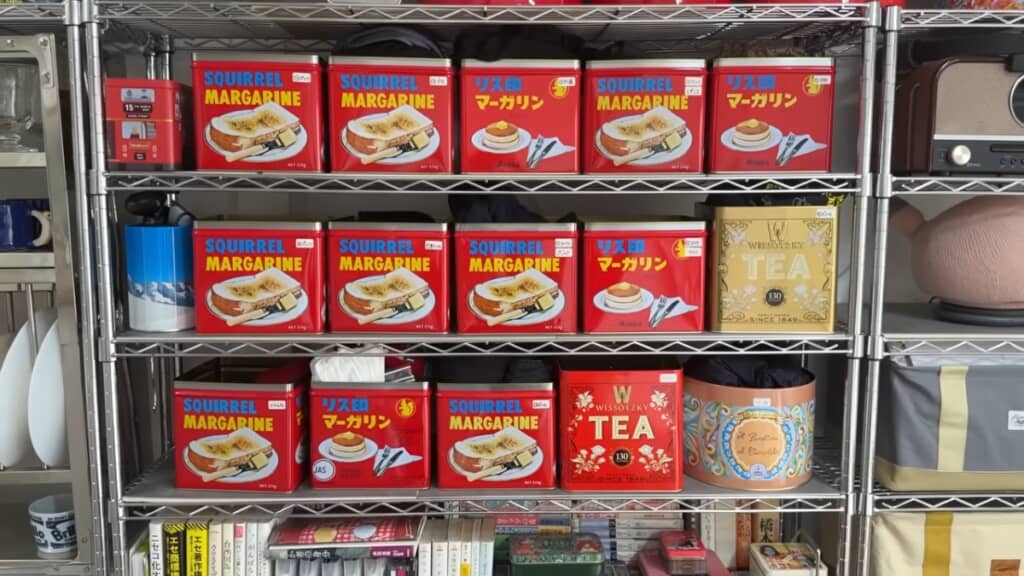 カラフルな缶に下着や小物を収納