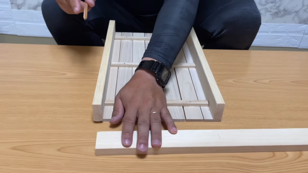 胴縁は4本のパーツにカット
