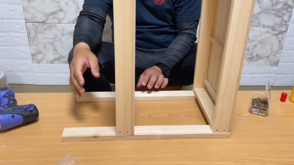 胴縁で脚を作ってから組み立て