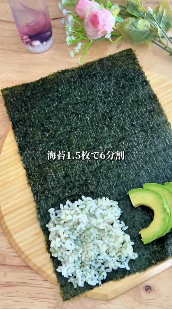 左下には混ぜごはん、その隣にはアボカド