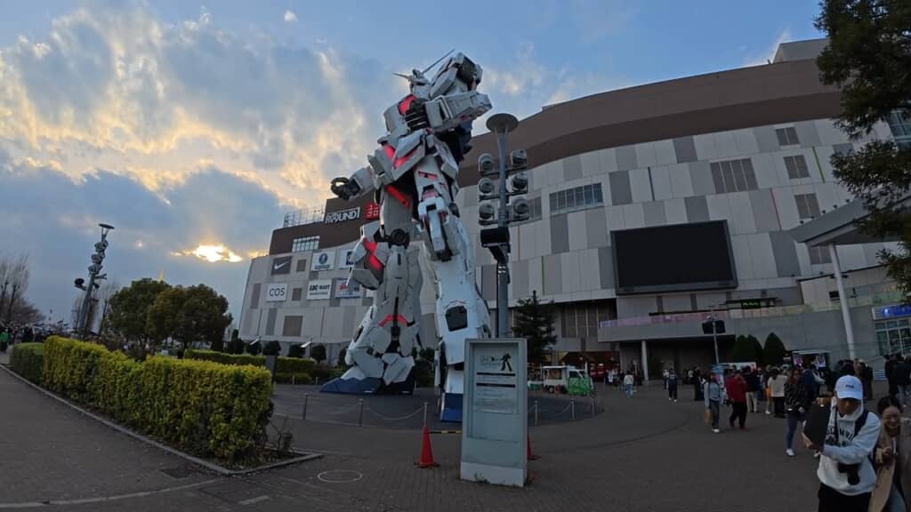 ちょうどユニコーンガンダム立像がデストロイモードになるところ