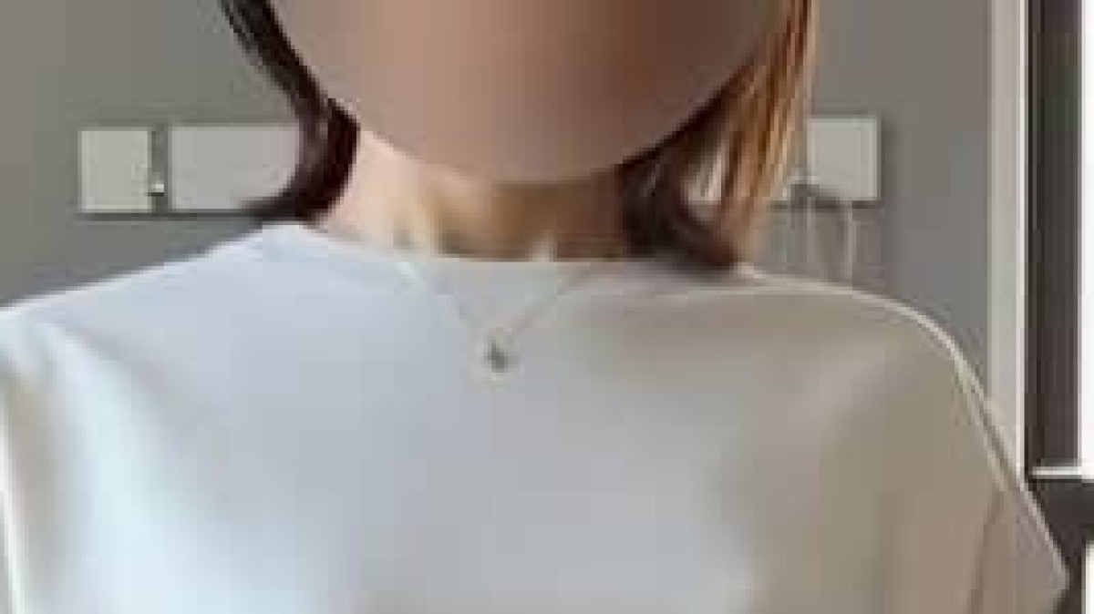 アラフォーママ「体形カバーしたい」→GUの990円Tシャツを着回したら…… マネしたくなる“コーデ”に「何色にしよう」「二枚買った」(1/2) | ファッション ねとらぼ