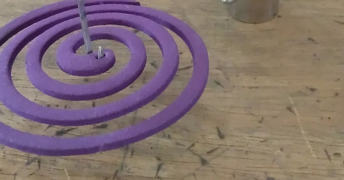 「蚊が出てきたので」作った金属作品→蚊取り線香をセットすると…… 遊び心あふれるデザインに「これ以上合うものはない」「発想にキュン」(1/3) | ハンドメイド ねとらぼ