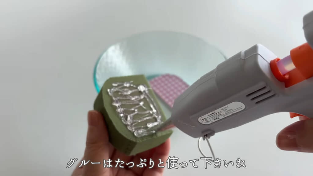 器に貼ったクラフトテープの上に吸水スポンジを貼り付ける