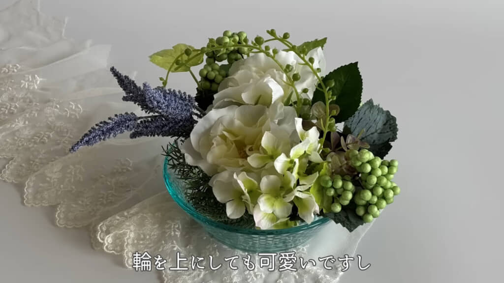 仕上げはグリーンネックレスで