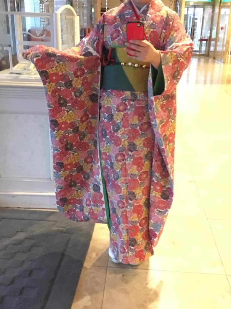 yuriさんがお気に入りの1着はたくさんの花が散りばめられた振袖
