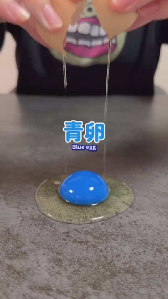 脳がバグるほど鮮やかな青