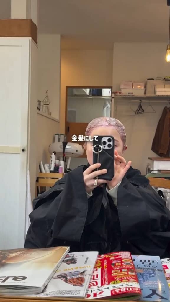 金髪にヘアカラー中