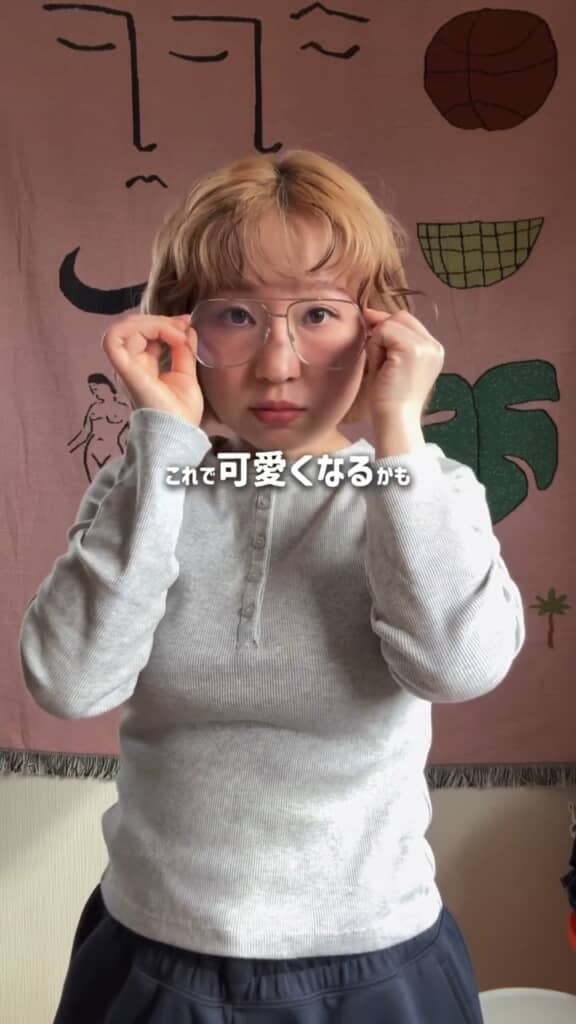 おしゃれなメガネをかけるchizuさん