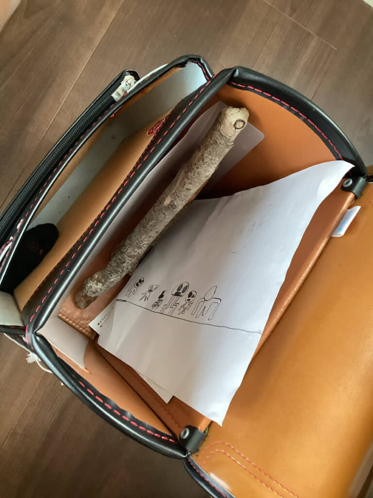ランドセルの中には新たな木の棒と石が……