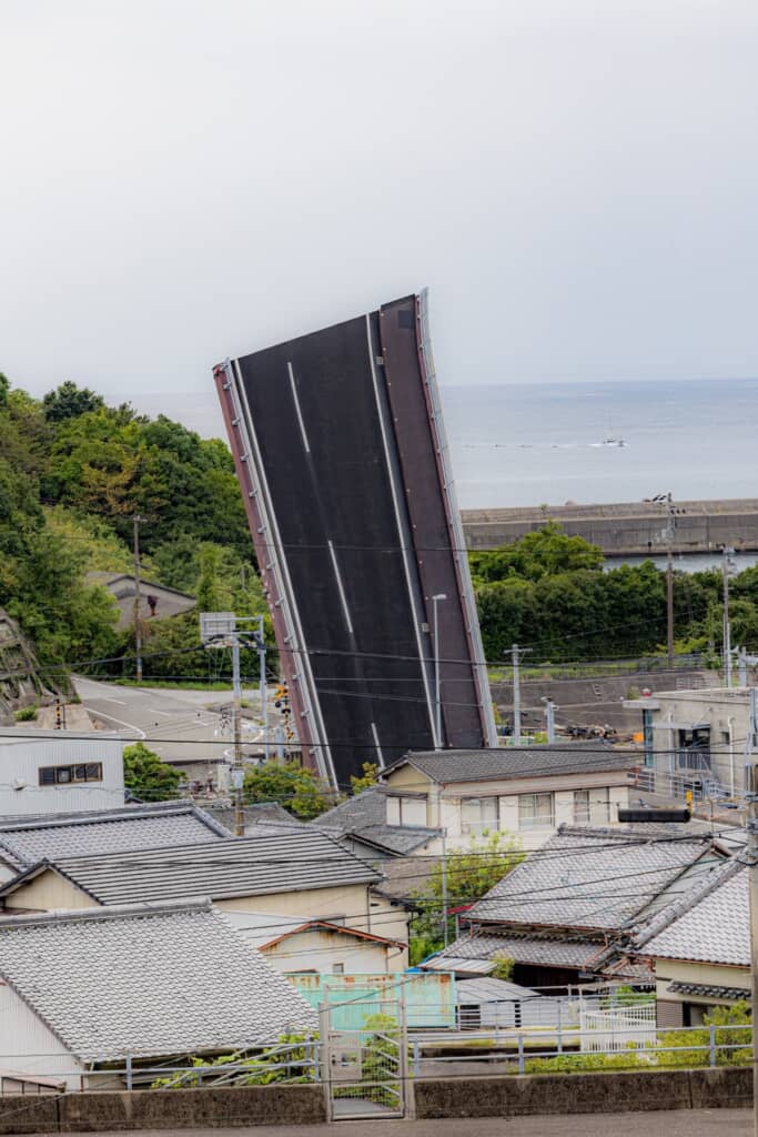 道路が住宅街に突き刺さっているかのようなビジュアルの手結港可動橋