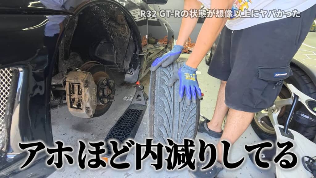 消耗している左前タイヤ周辺