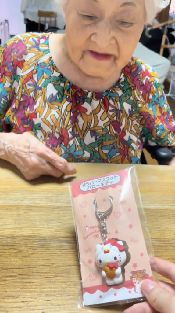 メルカリで売れたキーホルダーをラッピング