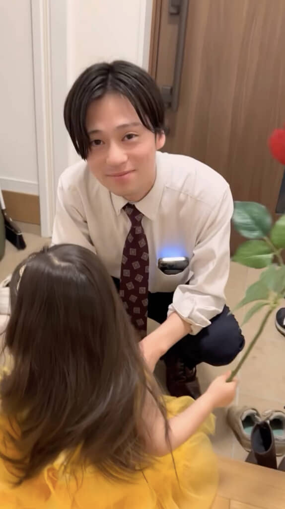幸せを噛みしめるような笑顔