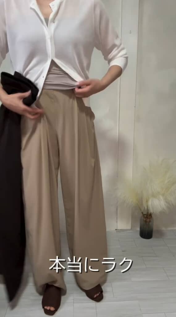 ストンとしたストレートシルエットが美しい